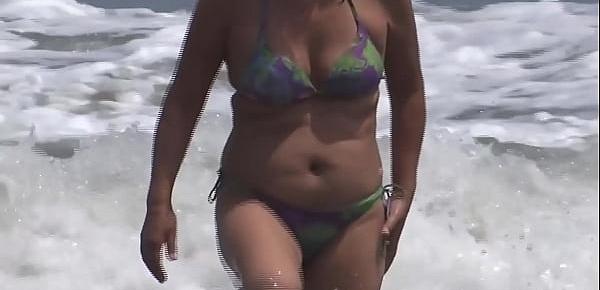 trendsMy Latina wife, mature on the beach, shows off, gets turned on, masturbates, has intense orgasms and wants to fuck, she wants a big cock to suck and fuck.